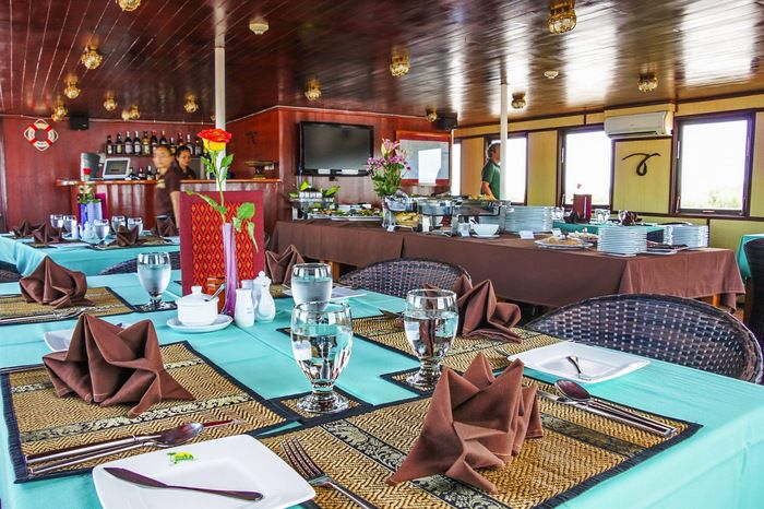 Restaurants, Bars & Cafés on Toum Tiou II